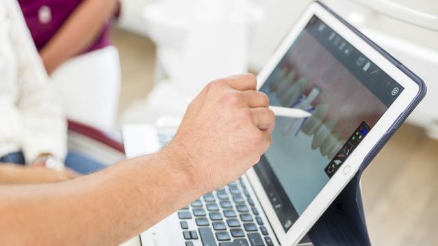 3D-Implantatplanung am Tablet in der DOC Praxisklinik