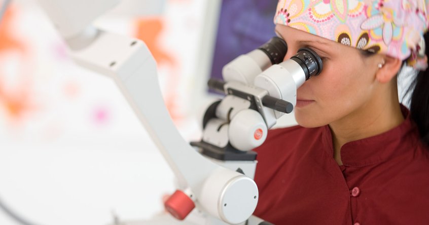 Arbeit am OP-Mikroskop in der DOC Praxisklinik im Wiley
